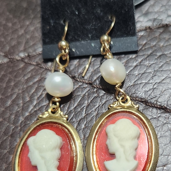 NWT Goldfilled Cameo Pierced Earrings with Freshwater Pearls - Picture 3 of 3